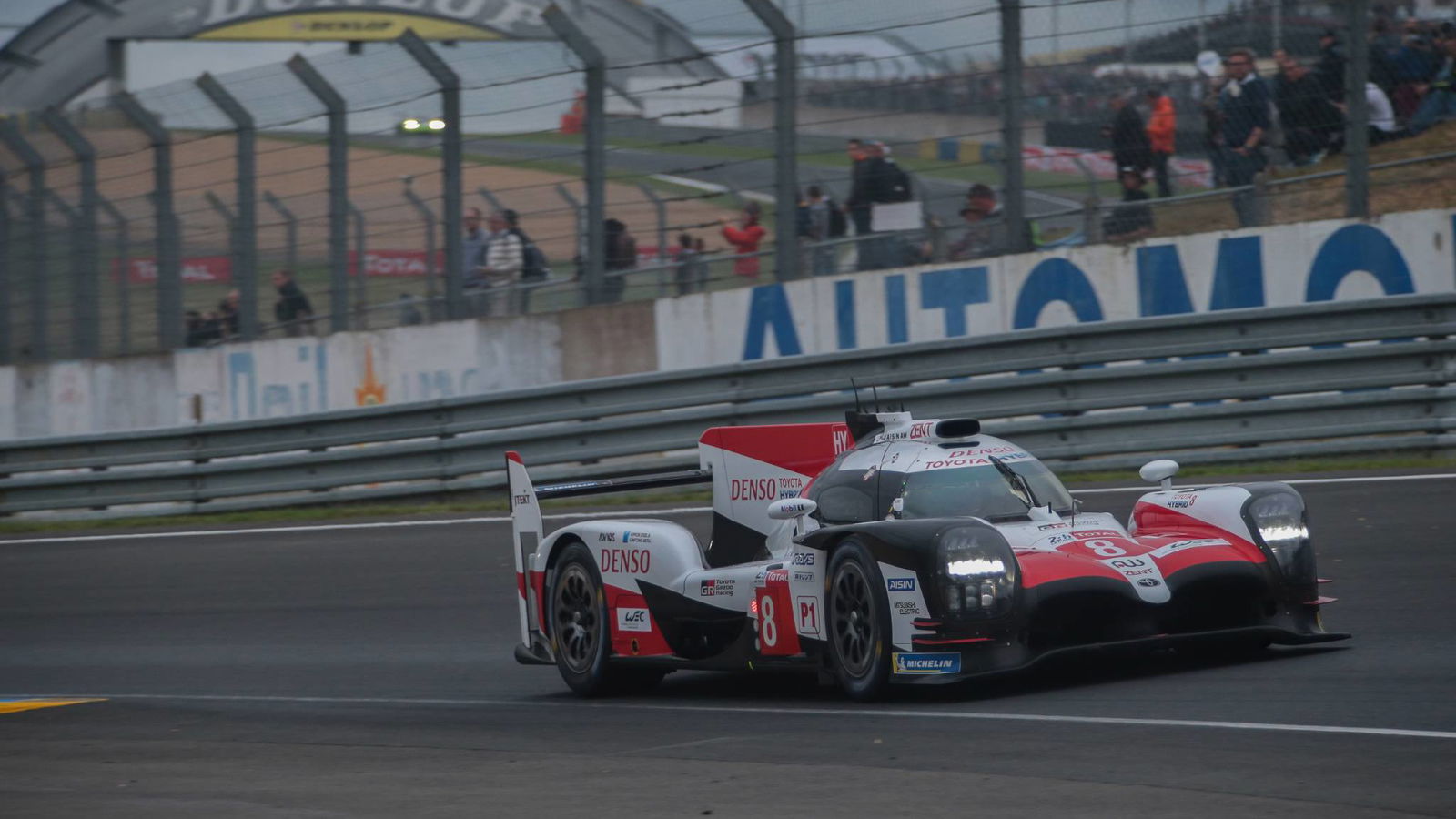 Buemi menarik mobil Toyota # 8 dari mobil saudaranya